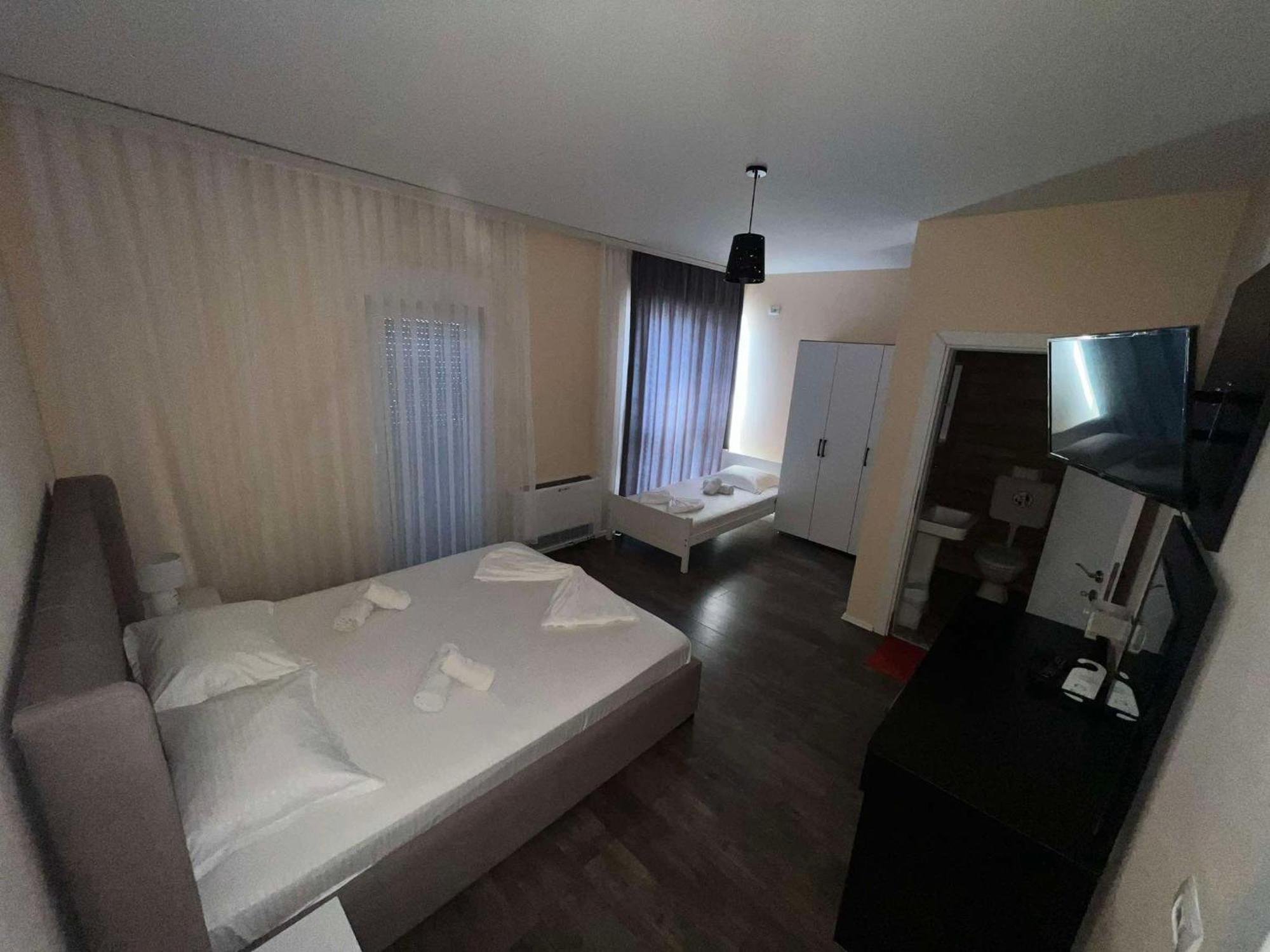 Hotel Frida Gjakova Buitenkant foto
